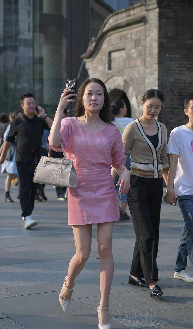 宁静|黑色框架眼镜款式，穿上白色衣服，给人一种宁静美