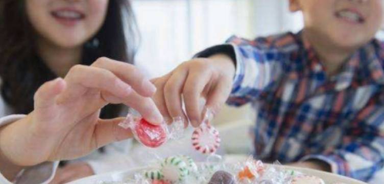 家长|从小不让吃零食的孩子,长大后多半逃不过2种结局,值得家长反思