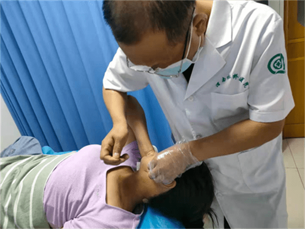 匾牌|贵州鼻咽癌患者为渭南杜桥医院赵志文主任送匾牌