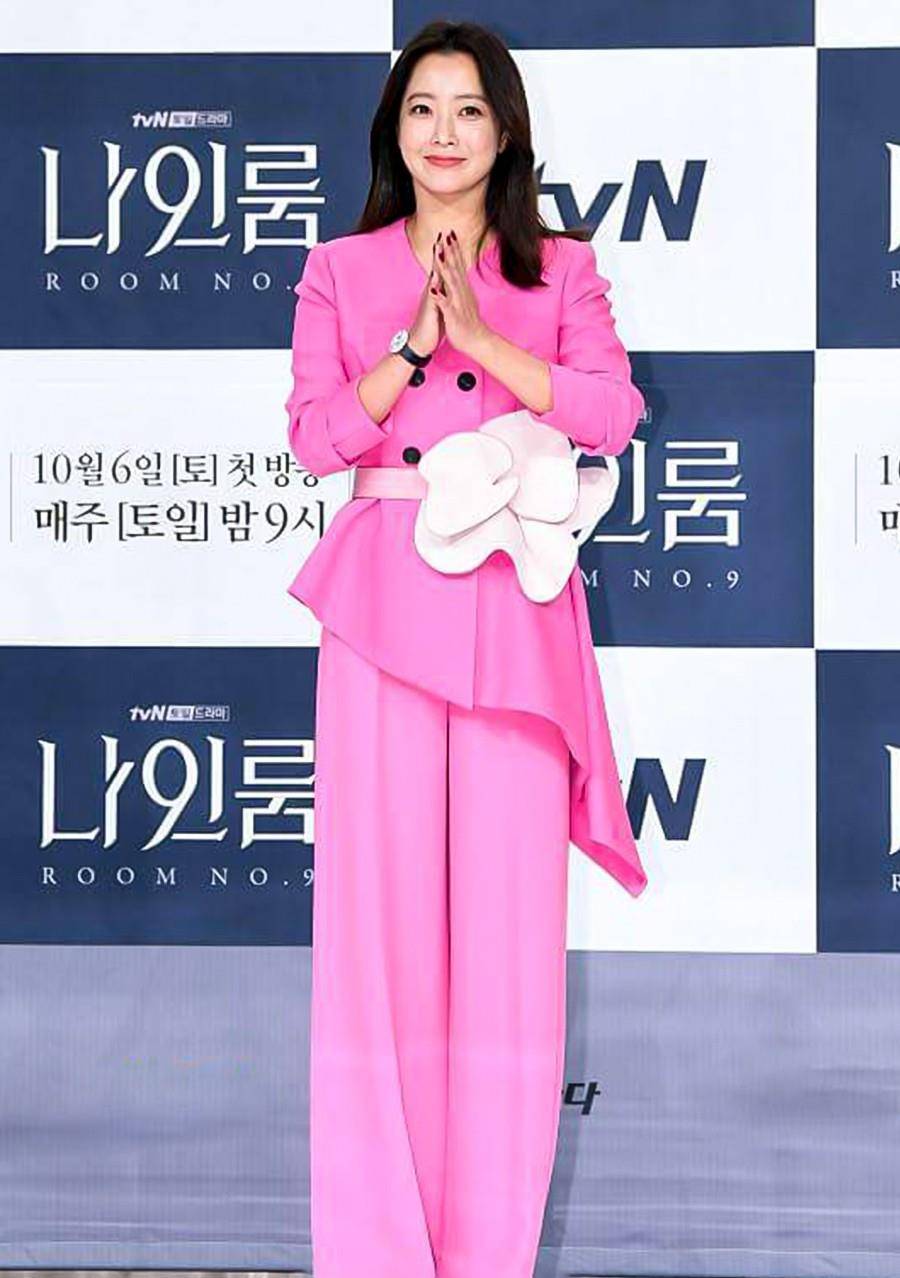 设计|金喜善真厉害,粉嫩西装也能驾驭,腰上绑花,本以为俗气但很意外