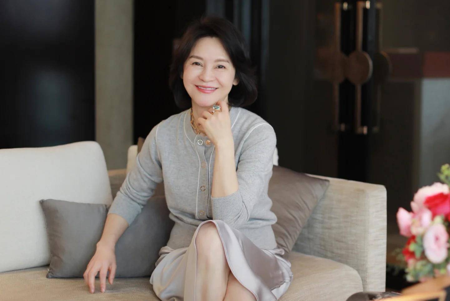 白色|这才是中年女性流行的打扮：针织衫配嫩裙，五六十岁女人穿好时髦