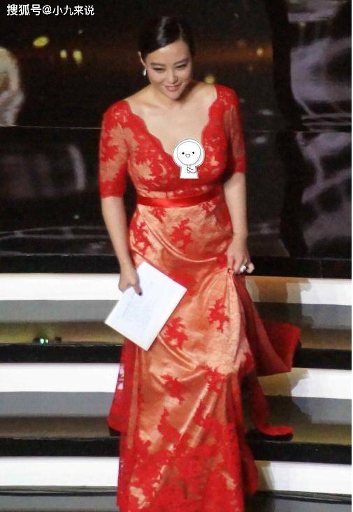 样式|郝蕾长相身材没咋变，套装穿出“老板”模样，打招呼挺有“派头”