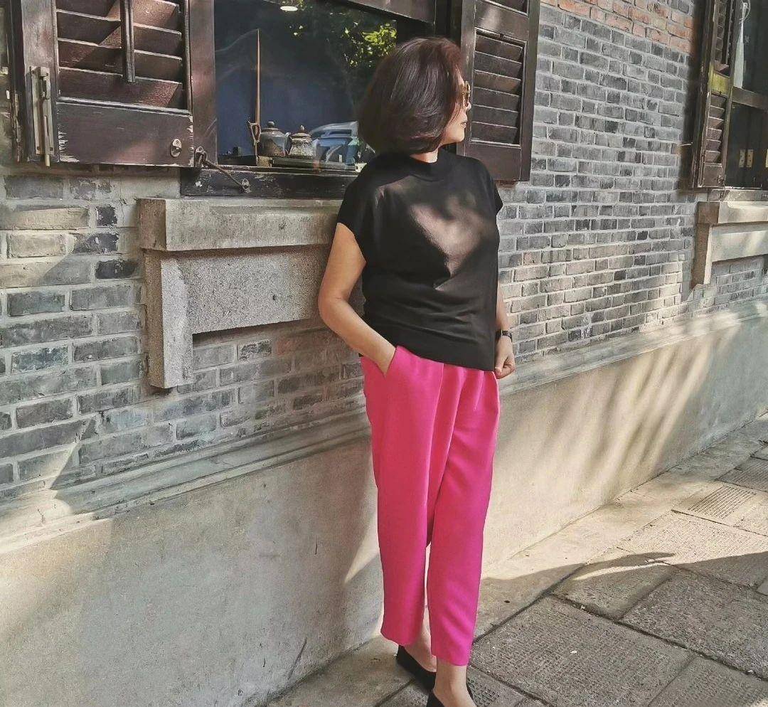 经典|这才是60岁女人流行的夏季打扮，掌握这4个穿衣法则，简约而优雅