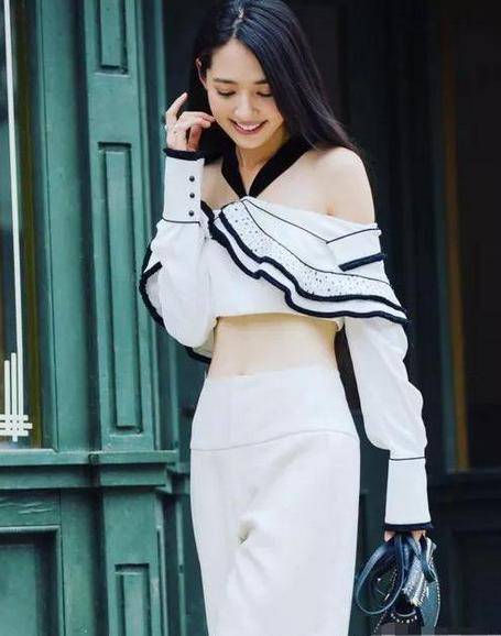 郭碧婷|郭碧婷同框小9岁昆凌，穿“露腰装”不输身材气质，看着像同龄人