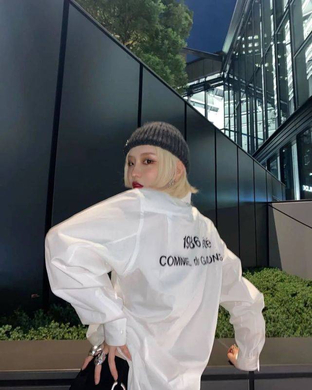 官网|预警！川久保玲CDG＂平价支线＂霓虹Logo T恤曝光，明天限量发售！