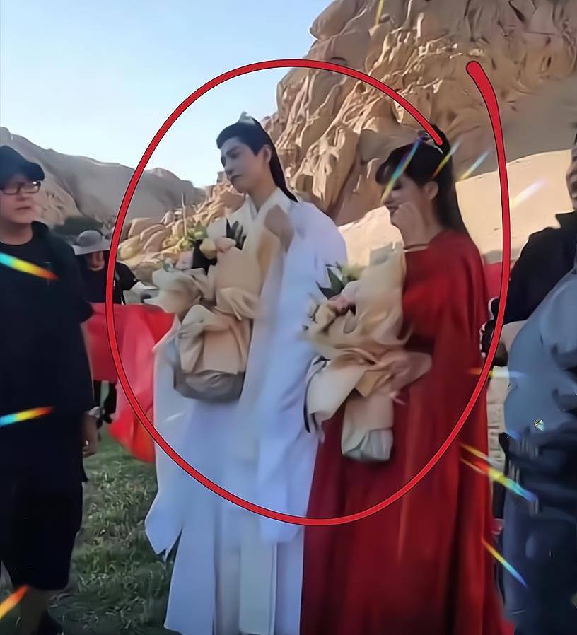 红一|肖战杀青和任敏“比可爱”！两人一红一白好搭，皮肤也是全场最白