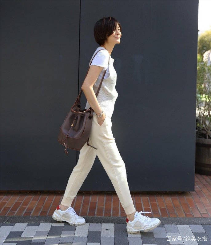 洛薇|凭着一身极简“黑白配”穿搭，52岁的她，为什么赢得体面优雅？