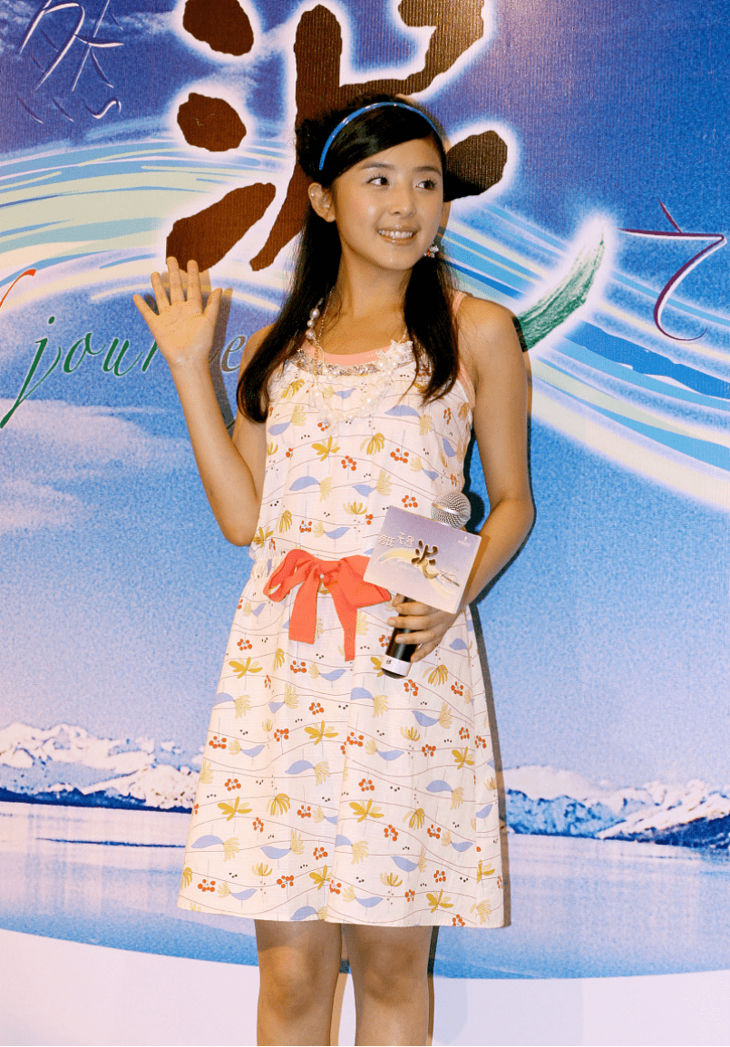 张含韵|张含韵真有少女魅力,穿卡通裙配珍珠发卡,怎么扮嫩都没违和感觉