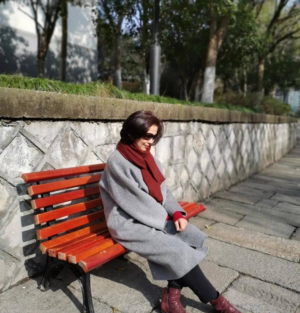 米色|60岁左右的女人，穿大衣怎能不搭围巾，今冬这样穿，时髦显气质
