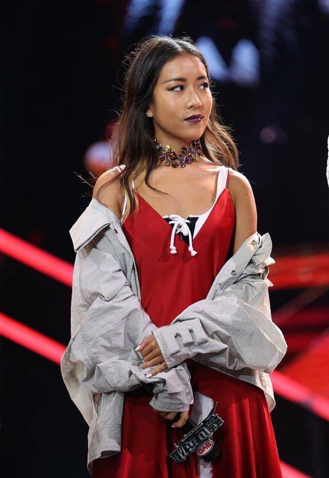颜色|谁说黑妹子不适合红色？吉克隽逸一袭红裙走“热辣风”，太美了