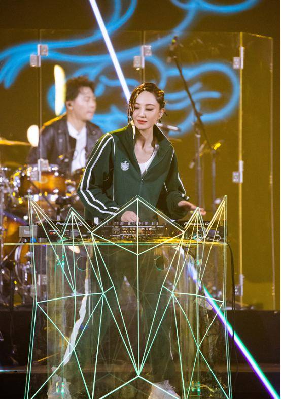 蝴蝶|郑希怡气场好足，休闲款的外套穿身上，看着也有一种时髦高级感