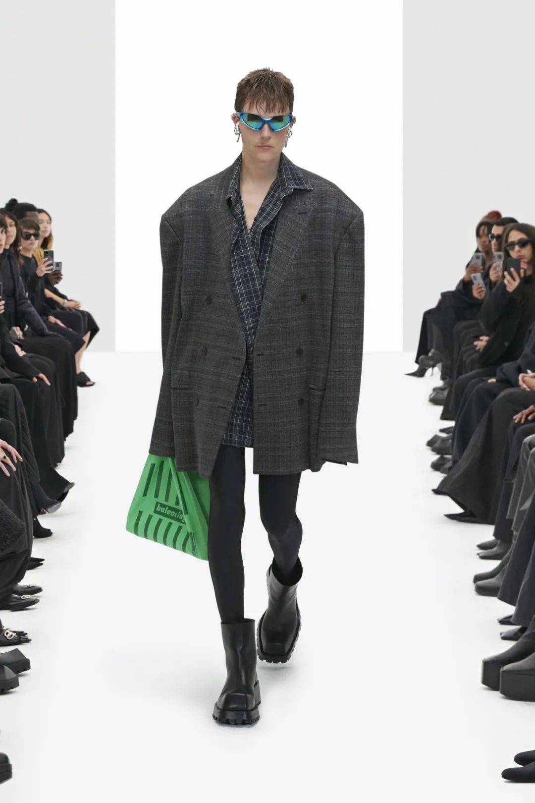个性|你的肩膀可以有多酷？Balenciaga2022春夏成衣