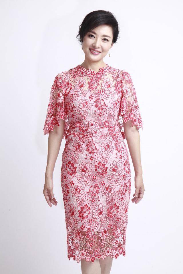 显得|周涛穿大红色花裙子,这审美太耐人寻味了,普通人驾驭不了