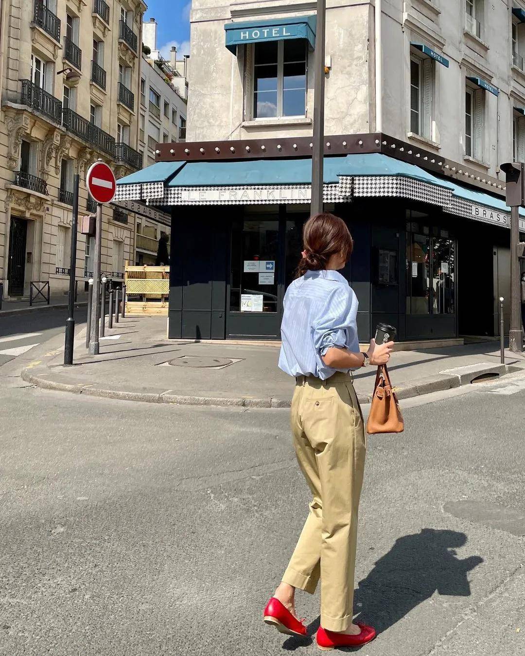 配饰|这位极简风博主的搭配中有一点点浪漫和俏皮