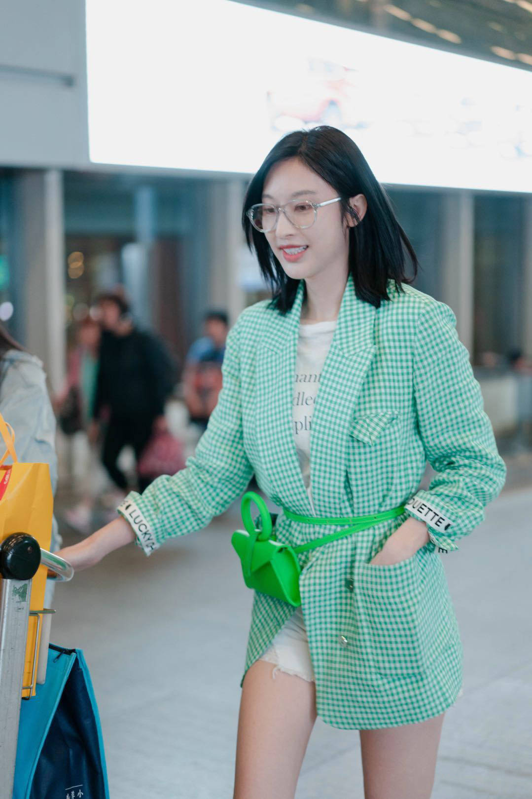 张俪真会穿俗气的格纹西装穿出了少女感还用下衣消失来抢镜头