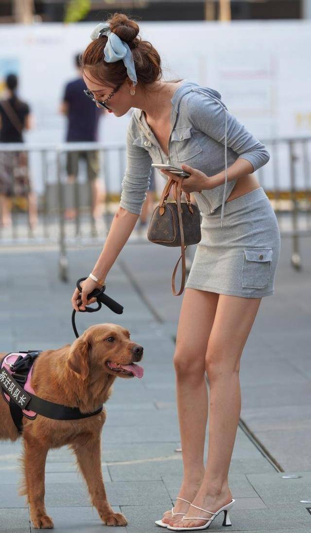 披肩|黑色短裙可以表现出女性的干净利落、纤细