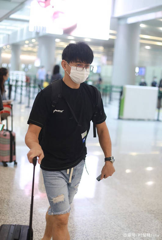 图案|吴奇隆私服还是那么帅,卡通T恤不死板,行走的男生穿搭图鉴