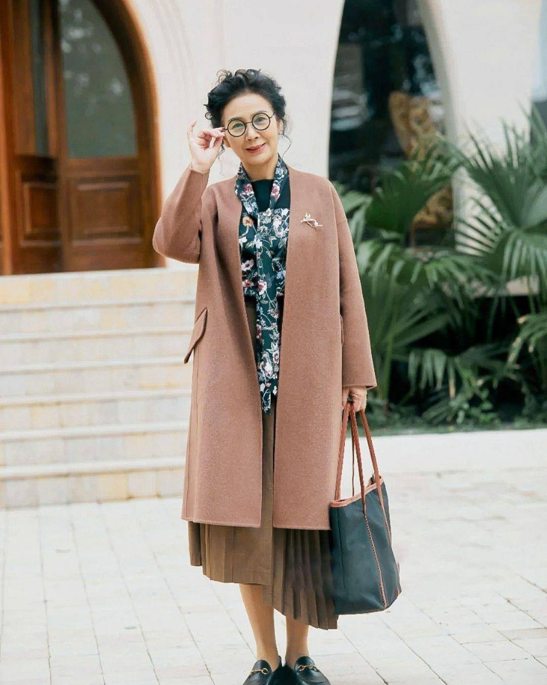 亮度|女人，你才60多岁而已，为何不穿得时髦一点，继续“臭美”下去