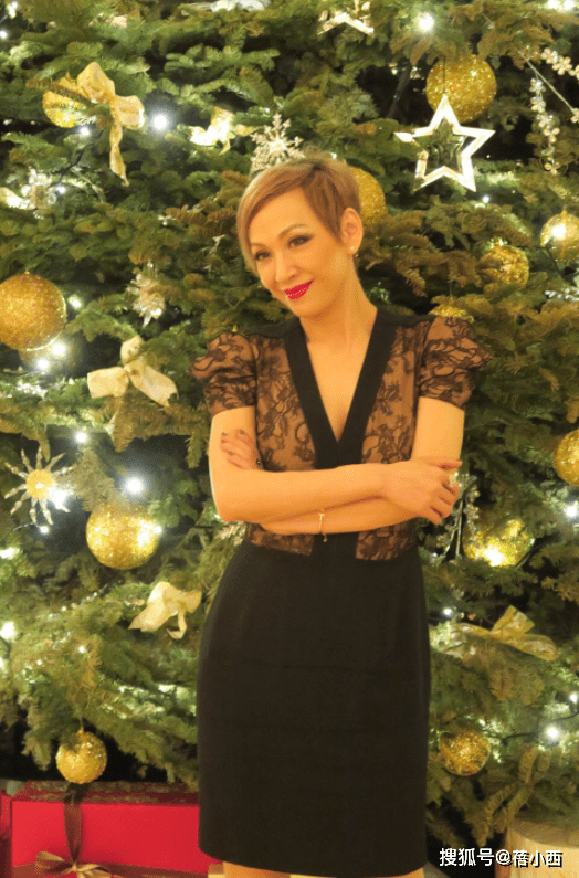 傲人|余安安不愧是周润发前妻，60岁还有傲人身材，穿深V裙风韵犹存