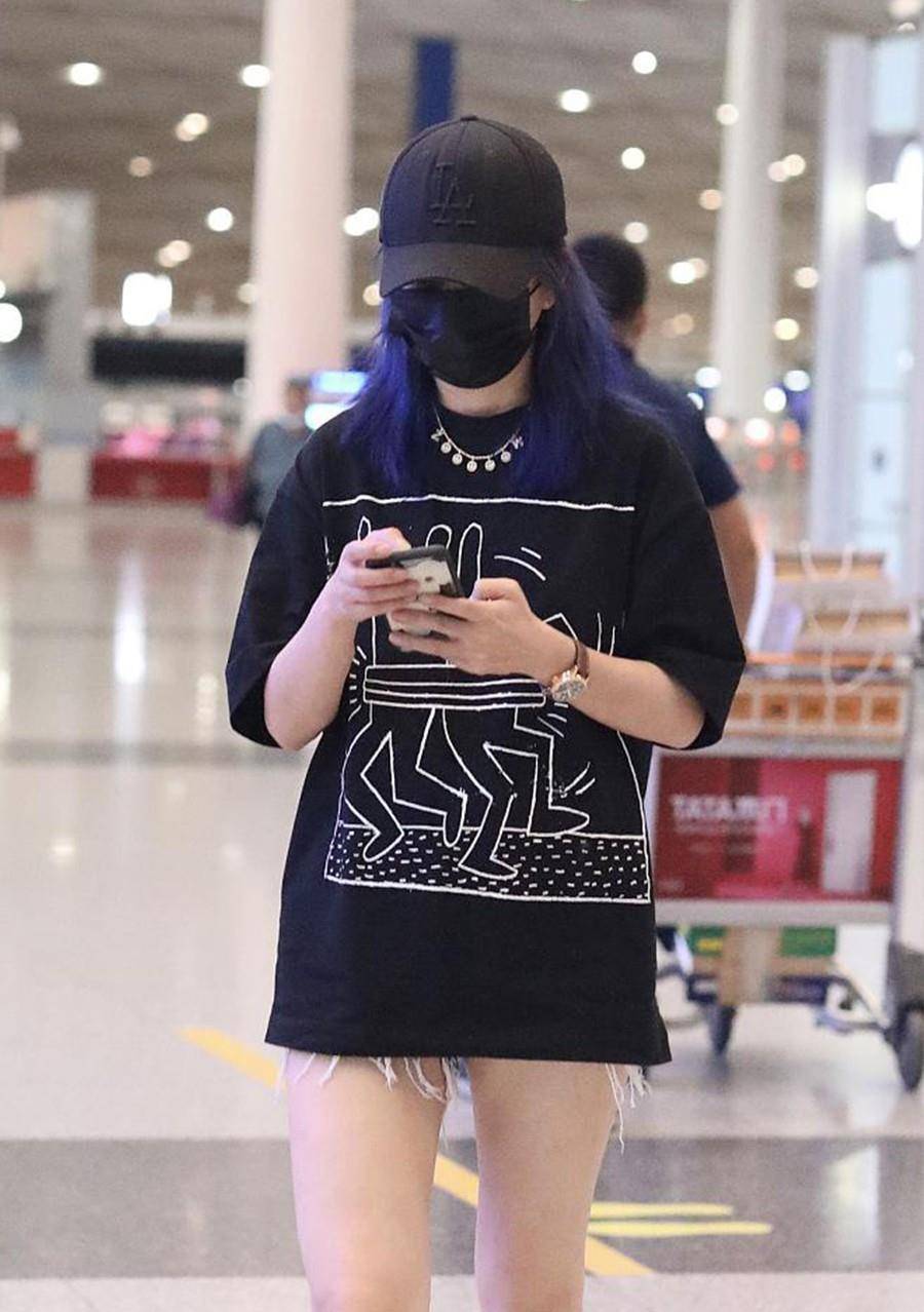 整体|赵薇放飞自我，走机场穿短裤仅露一厘米，染一头个性蓝发更加吸睛