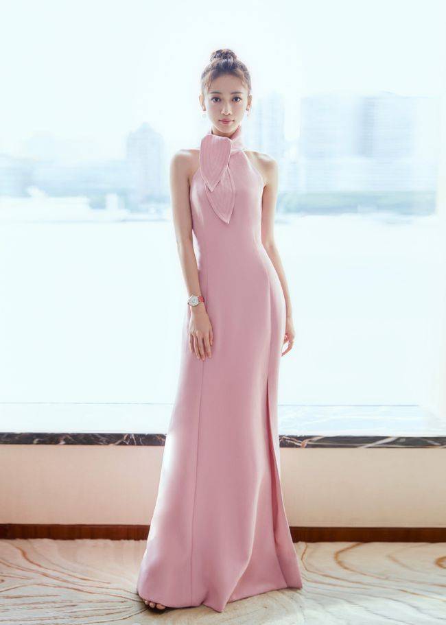 吴瑾|28岁因《延禧攻略》大红，穿条纹衬衫裙配风衣，尽显甜美范