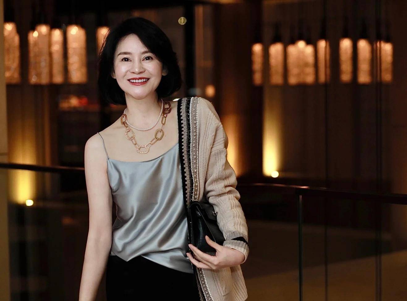 白色|这才是中年女性流行的打扮：针织衫配嫩裙，五六十岁女人穿好时髦