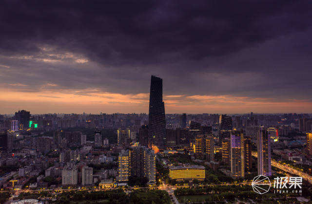 双手|旅拍出片的口袋好物：AI智能随动解放双手，超级防抖轻松拍出大师作品