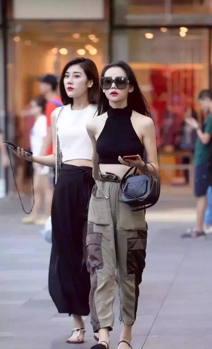 口袋|黑胸配上军色休闲裤,斗艳挚友互不相让