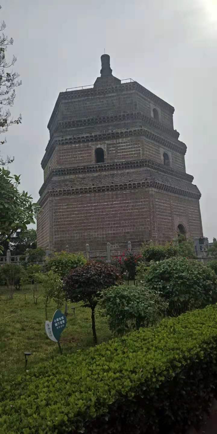 在古都开封城东南,矗立着一座体型庞大奇特的古塔——繁塔(音po婆)