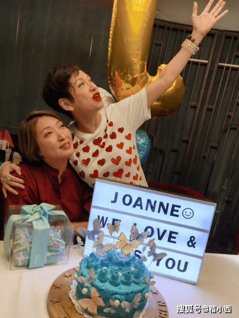 傲人|余安安不愧是周润发前妻，60岁还有傲人身材，穿深V裙风韵犹存