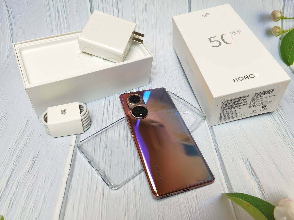 蚂蚁到手的荣耀50 pro是夏日琥珀色,8g 256g版本,售价3699.