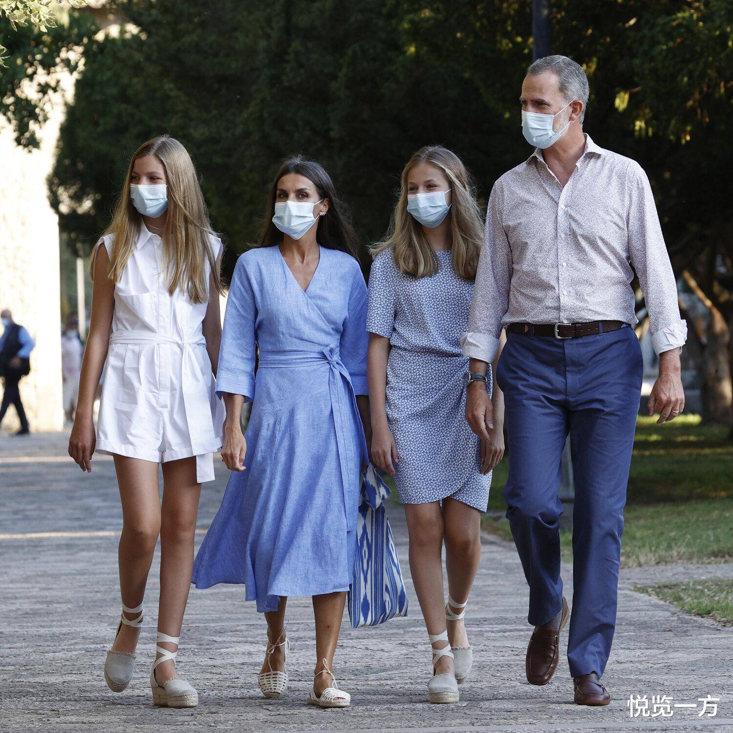西班牙王室度假 王后穿平底鞋比女儿矮 女王储穿直筒裙显淑女气质