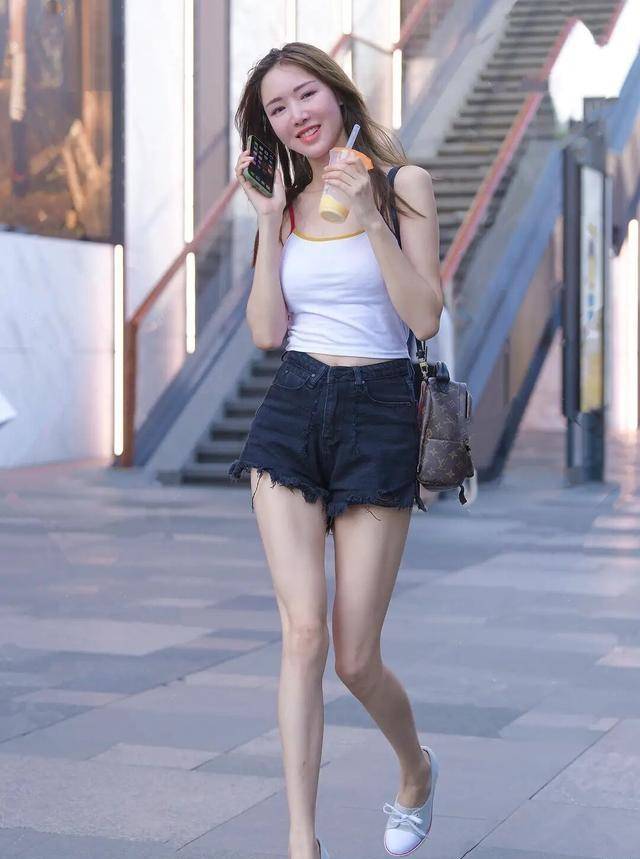 身材|“碾压”短裤T恤，打底裤时髦又修身，助你远离“大象腿”！