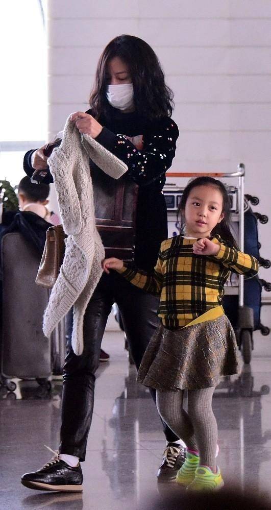 进行|赵薇素颜和普通人没啥两样，发型凌乱很真实，但女儿的颜值真挺高