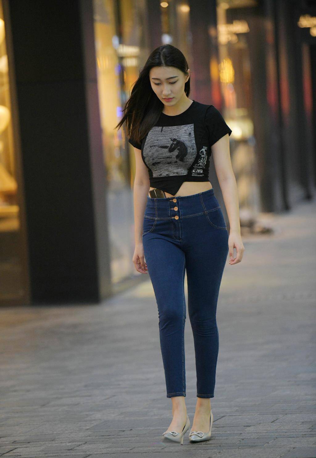 都能|夏日轻薄的无痕牛仔裤，穿出简洁修身的美，让穿搭变得简单又时髦