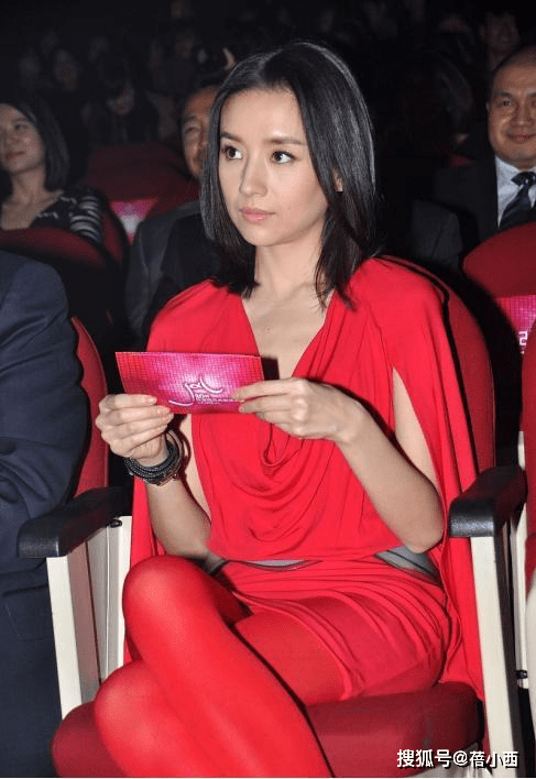 黑色|董洁要引领穿搭新潮流，为吸睛穿红丝袜秀美腿，换了别人就俗气了