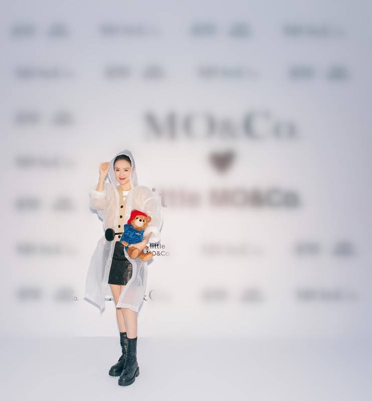 时尚|章子怡不愧是“国际章”,“塑料雨衣”看似廉价,却难掩高级感