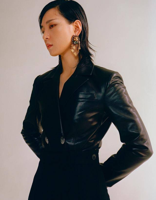 黑色|周笔畅真有个性，条纹连衣裙搭廓形外套，尽显女人风味
