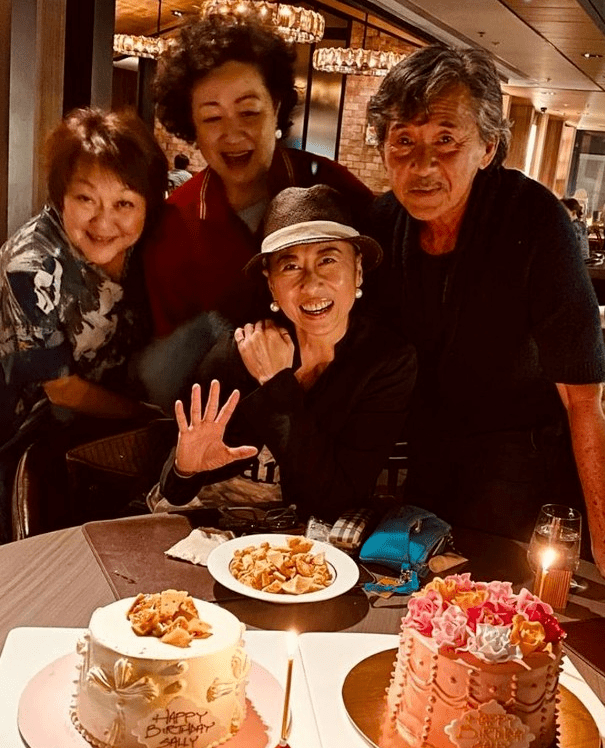 显得|在街头拍到叶倩文，不修图就是奶奶样子，身材干瘦脖颈满是皱纹！