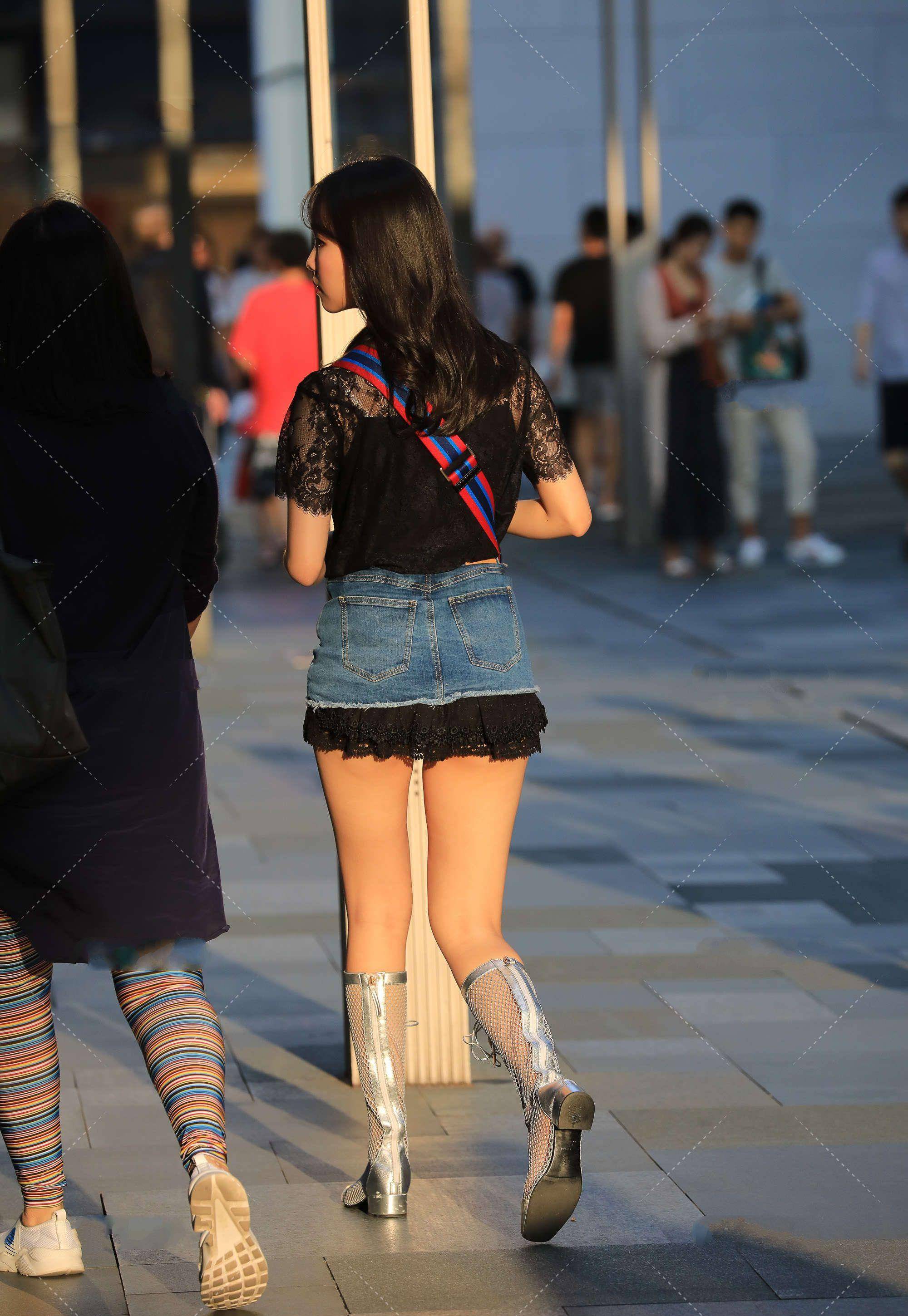 黑色|裙子叠穿法，用裙子搭配修身连衣裙，时尚又减龄