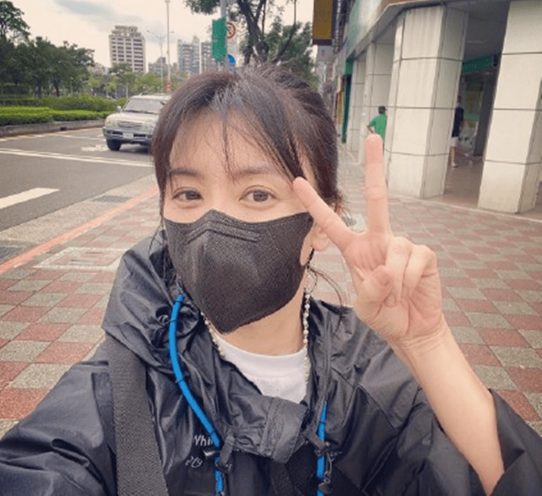 样子|贾静雯晒素颜照好嫩，但太不真实，现实生活中皮肤蜡黄脸下垂了！