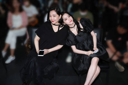 黑色|欧阳娜娜妈妈罕见和女儿同框，59岁还有玉女感，肌肤比女儿更白皙