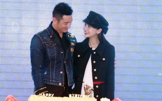 黑色|杨颖挺会搭配的，一身“海军装”配报童帽，在黄晓明身边真小女人