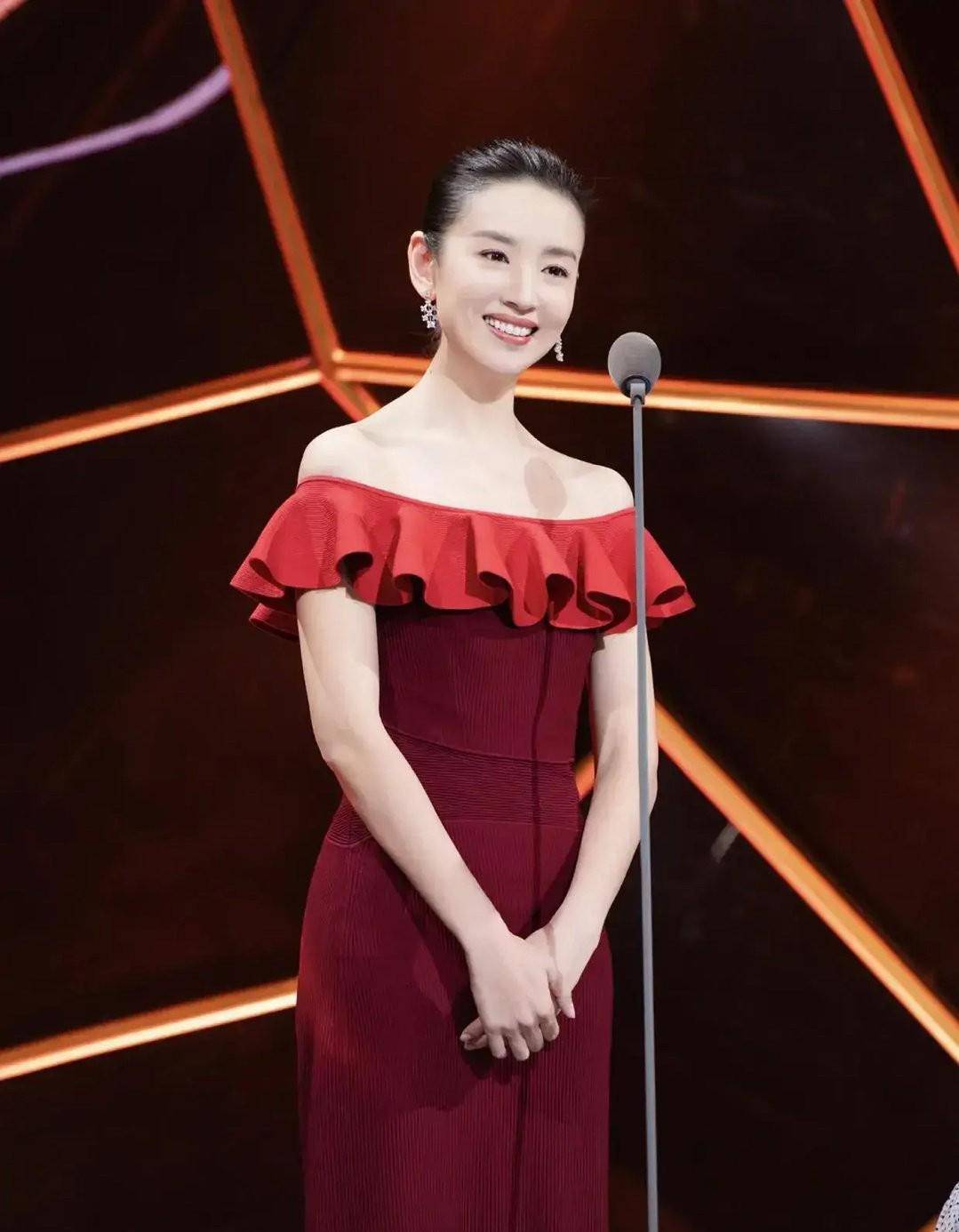 冷清|董洁终于不“装纯”了，同框王洛勇显妩媚，枣红色修身裙曲线完美