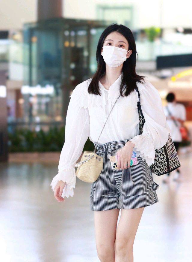 魅力|乔欣真是个心机girl,走机场只是选对裤子,分分钟变身腿精