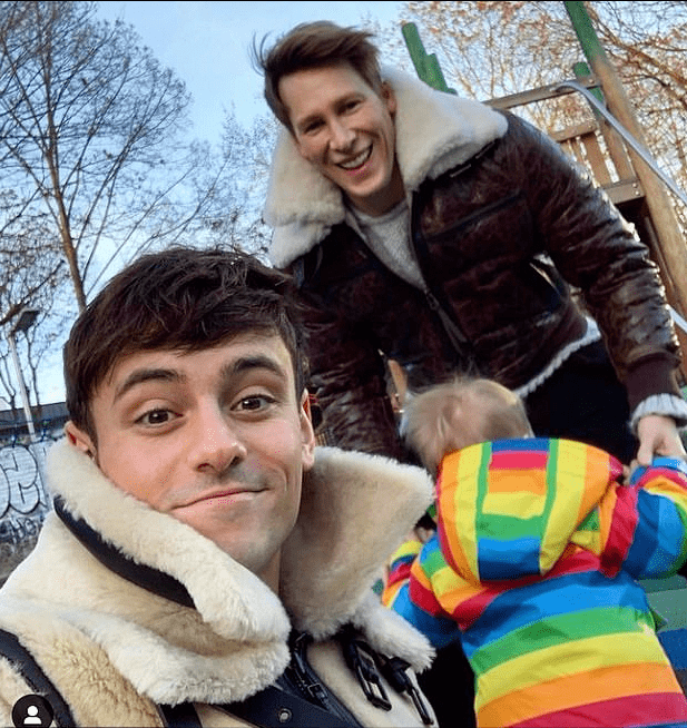 跳水冠军戴利终于把毛衣织完了!字母款式时髦,自己当模特太可爱