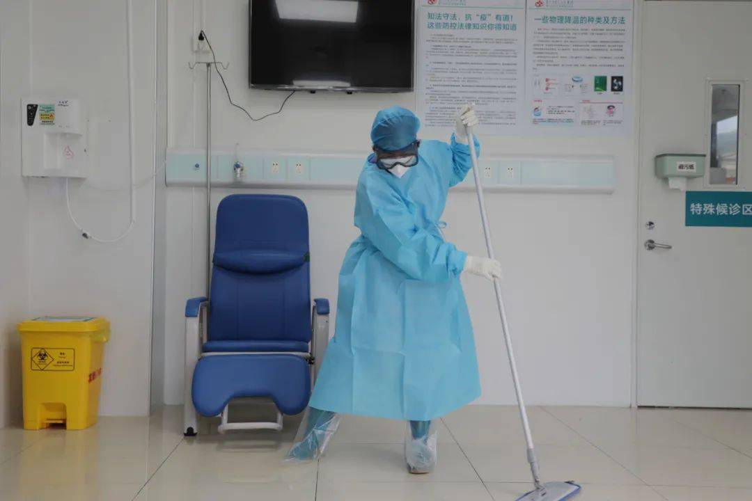 发热门诊专职保洁人员清洁消毒诊区机器人终末消毒此次应急演练在区