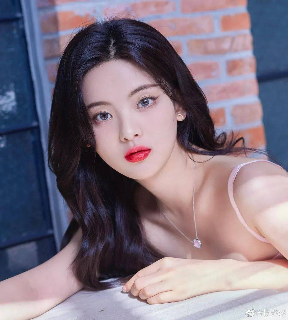 英雄|杨超越白裙红裙切换超级美艳！雪肤玉貌太性感撩人