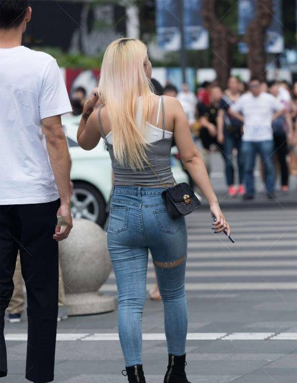 高跟|小个子女生会穿搭，修身牛仔裤配黑色马丁靴，高挑靓丽又显瘦