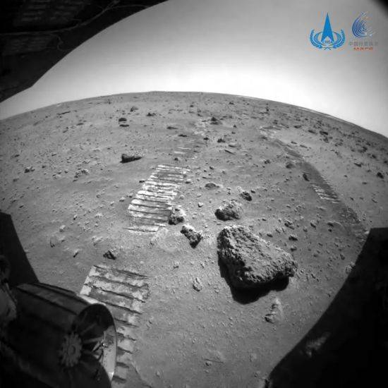 火星|“祝融号”火星车行驶里程突破800米 正穿越复杂地形地带